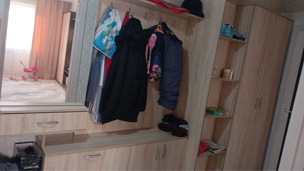 Продам вместительную прихожую со шкафом и зеркалом