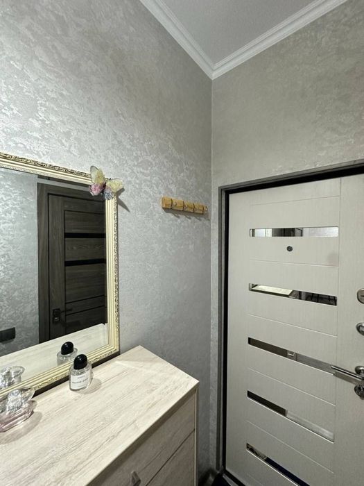 Чиланзар 2.  3комнатная с ремонтом.  Меб и тех.