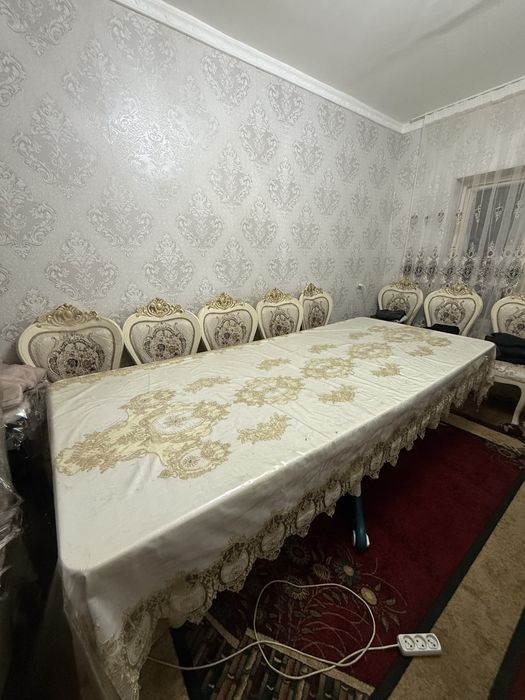 Стол и стулья на 10 персон