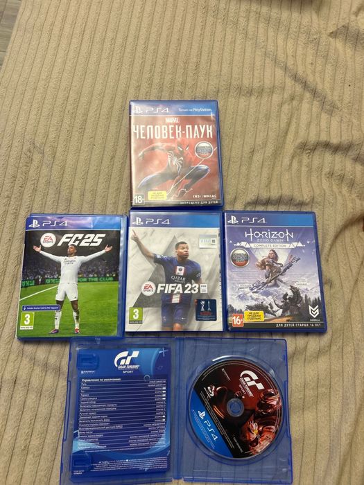 Продам PS4 slim 1tb с 2джойстиками и играми
