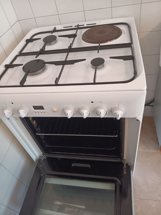 Готварска Печка Аристон на Ток и Газ + газова бутилка пълна 400лв