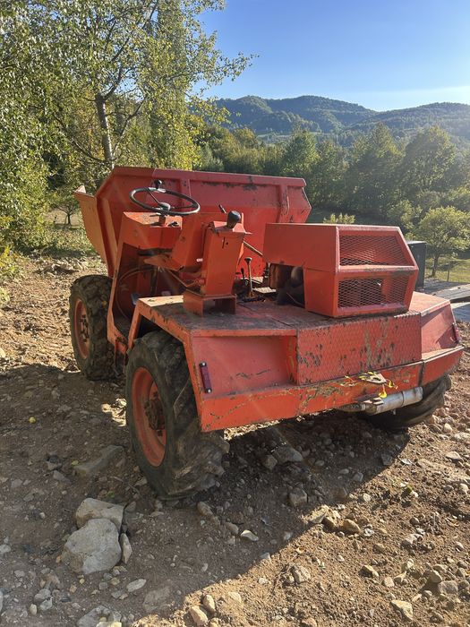Dumper 4x4 cu benă basculabilă