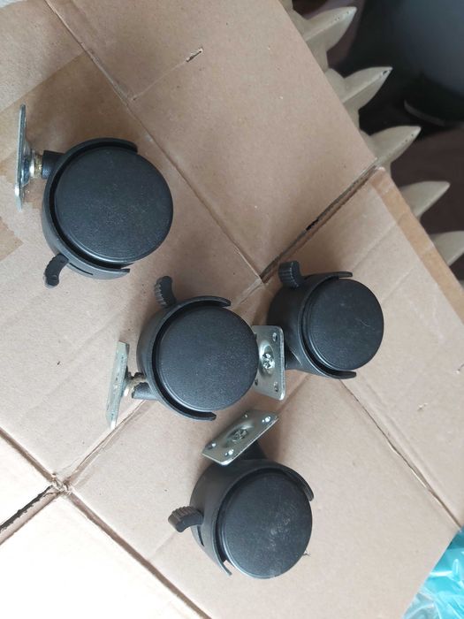 Set 4 Rotile Pivotante pentru Mobilă, cu Frână și Placă Metalică, Negre