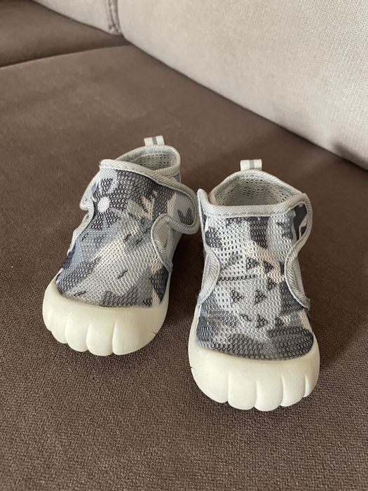 Бебешки обувки - отворени, сиви