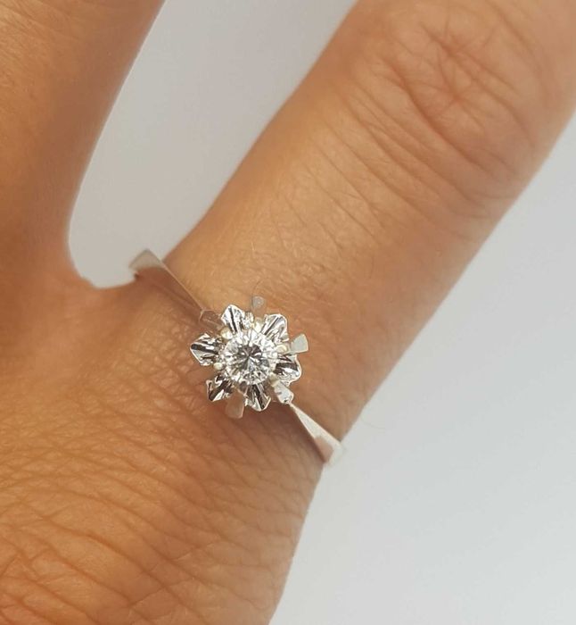 Fin inel vintage solitaire din aur alb 18 k si diamante natural
