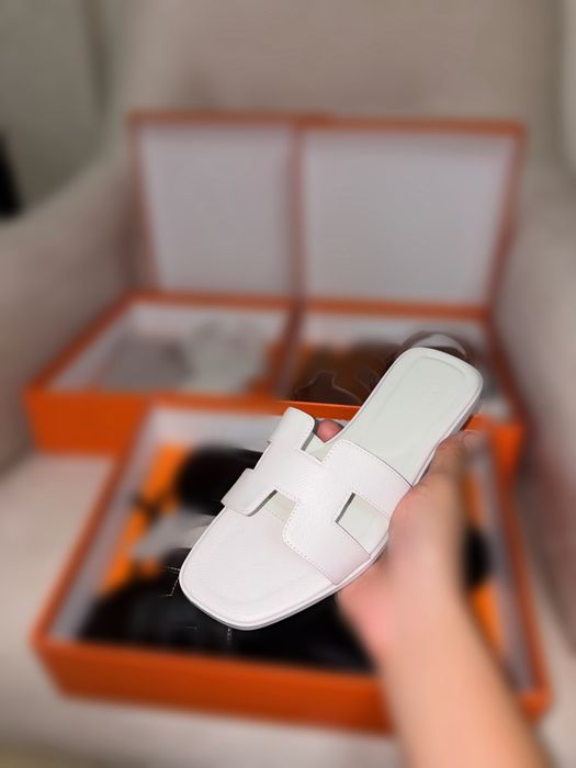 Papuci hermes.