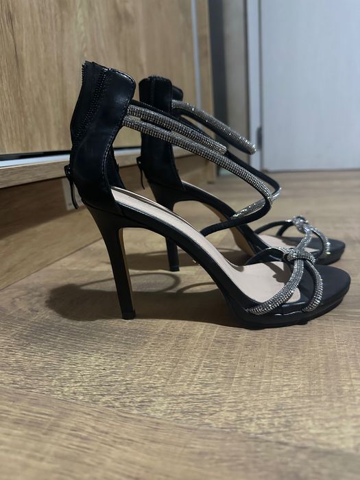 Черни сандалени токчета