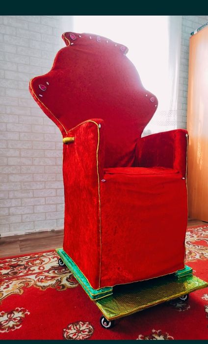 Қызыл Тақ трон Алматы тегің емес