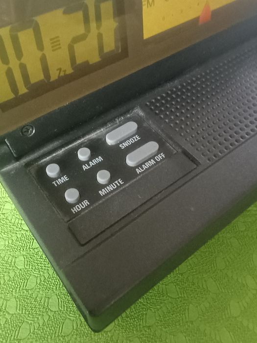 Radio portabil cu ceas și alarmă