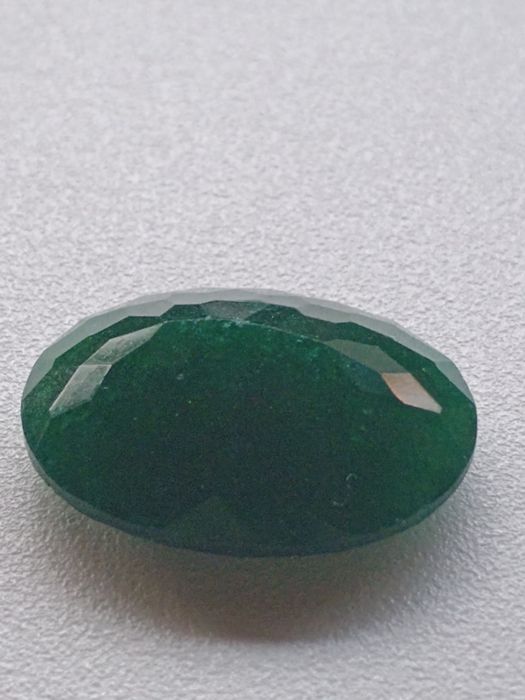 Изумруд голям с наситен цвят и документ