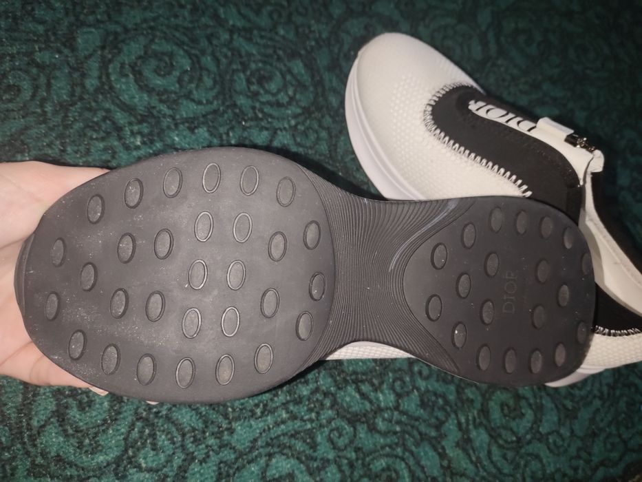 Продам кроссовки новые