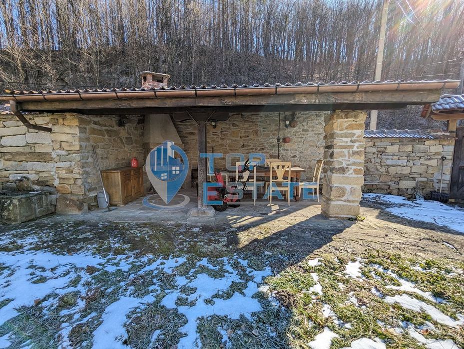 Двуетажна масивна къща в автентичен стил в близост до град Трявна