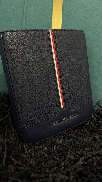Барсетки от бренда Tommy Hilfiger