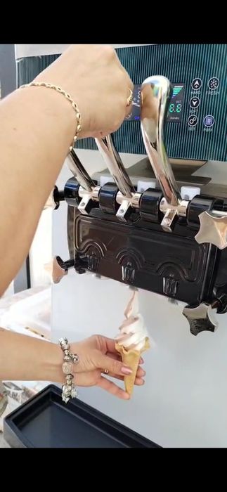 Нова сладолед машина нощно и предварително охлаждане 3 вкуса 28л/ч