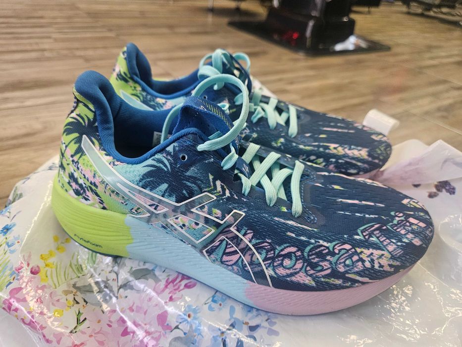 Дамски маратонки ASICS NOOSA
