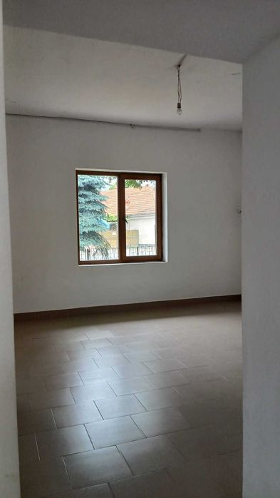 Inchiriez parterul unui spatiu comercial in Novaci, Gorj, in suprafata de aproximativ 150 mp. Relatii la telefon +40764369692 .