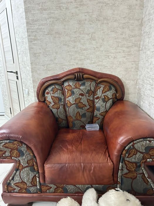 Диван чисто кожанный