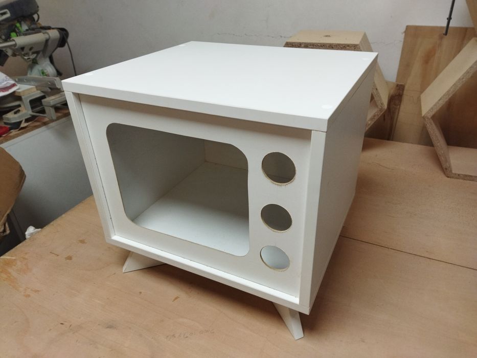 Нощно шкафче,къщичка за котки,помощна маса,етажерка ,цветарник