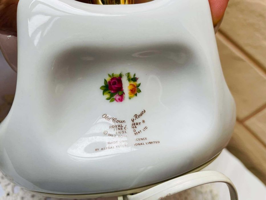 ROYAL ALBERT красив телефон от костен порцелан от Англия