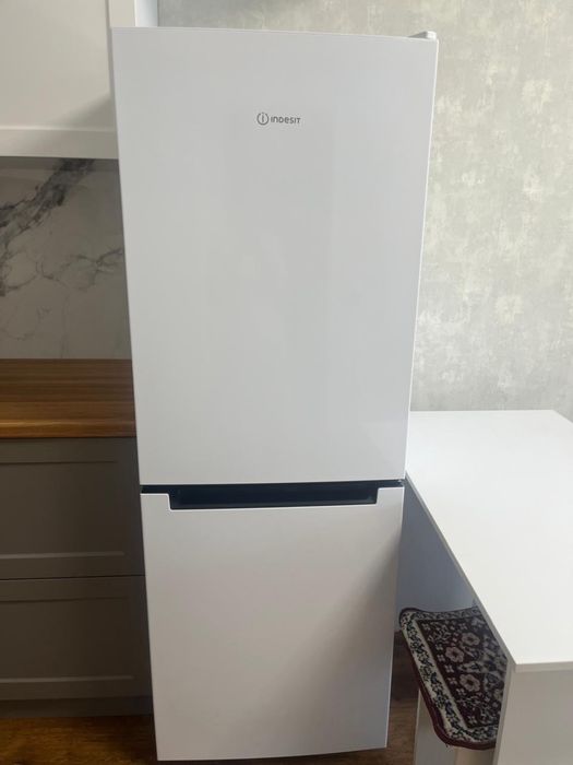 Холодильник Indesit