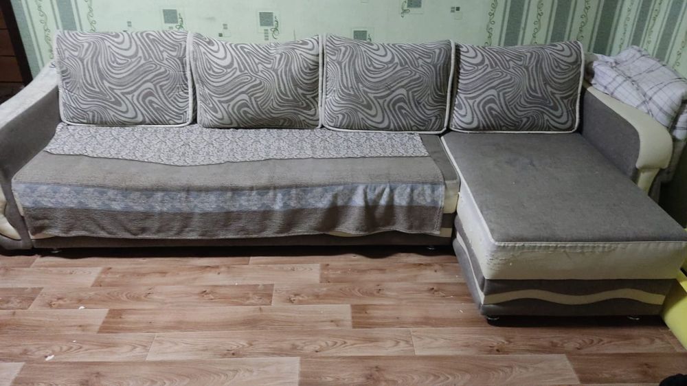 Продам диван под реставрацию б/у