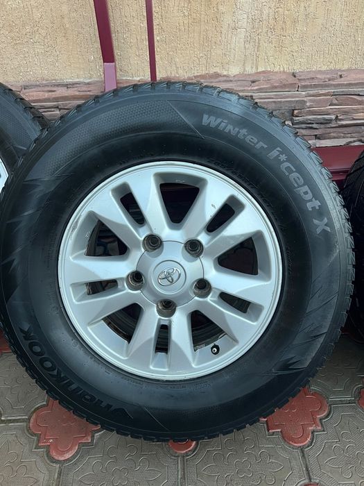 Продам комплект шин с диском на крузак 200