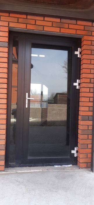 Аллюминевая дверь