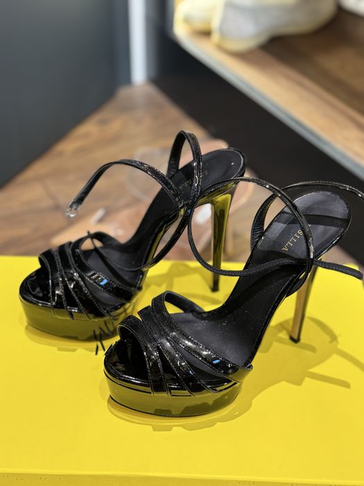 Обувки Chanel ; Gucci ; Alaia ; Casadei ; Dsquared