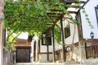 Подрязване на лозя и асми