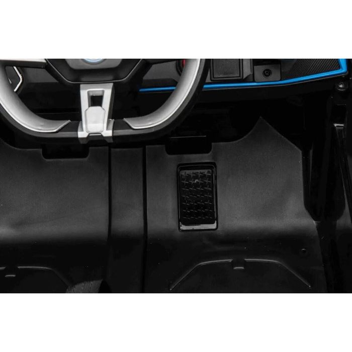 Акумулаторна кола BMW I4, 4х4, в черен цвят със син акцент