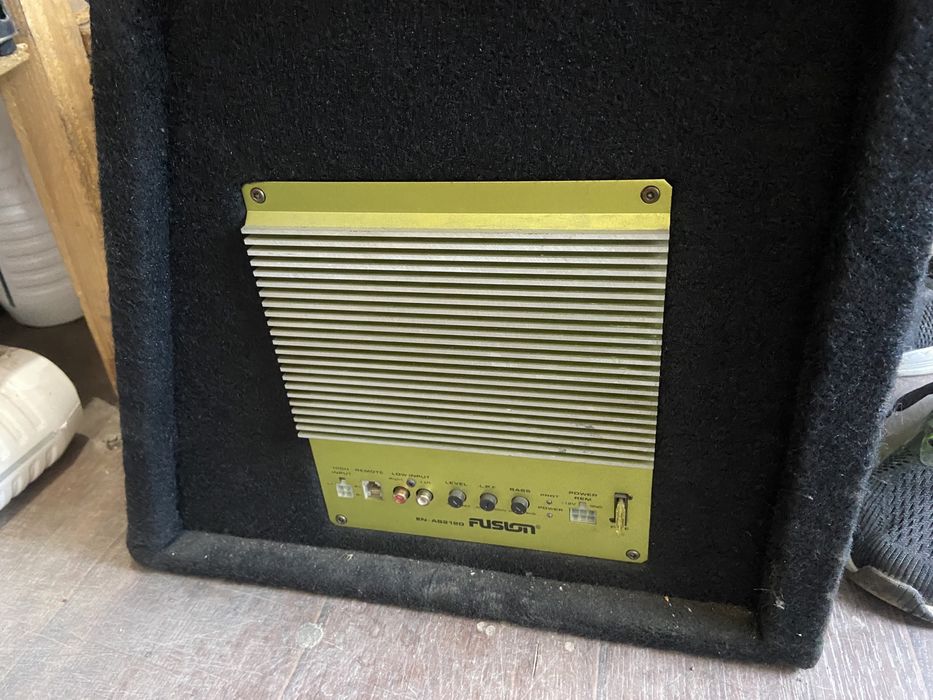 Продам сабвуфер качает нормально