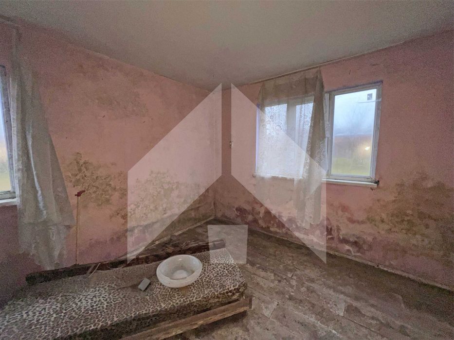 ПРОДАВА двуетажна, тухлена КЪЩА на плоча в с. Цани Гинчево, обл. Шумен