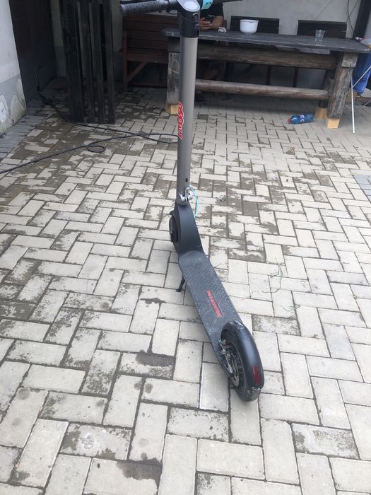 Trotineta electrica pm350 20 km pentru copii far led fata si stop pe spate totul este functional doar ca la inceput scartaie 10secunde fara incarcator