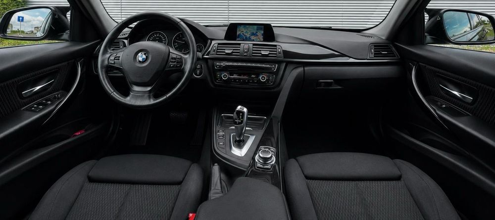 Vand BMW Seria 3 F30 2014 2.0D XDrive 1 buton inmatriculata RO automata interior exterior sport impecabila TVA inclus deductibil rate leasing urgent