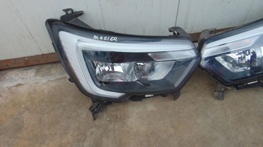 Faruri stanga/dreapta Renault Master 4 an 2022 cod 260607867R