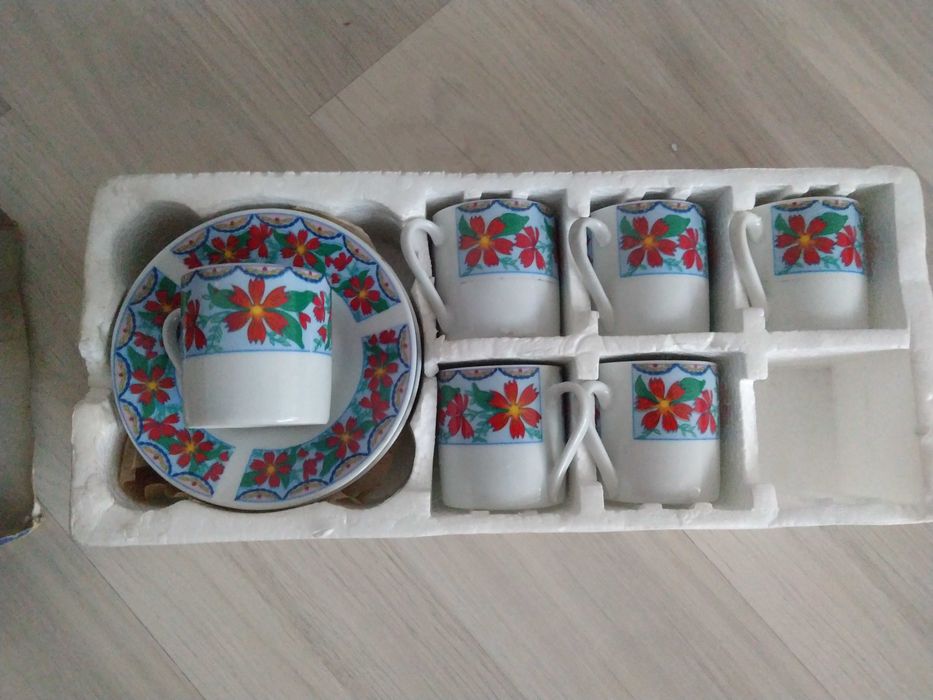 Set 6 cescute si 6 farfuriute - model floral