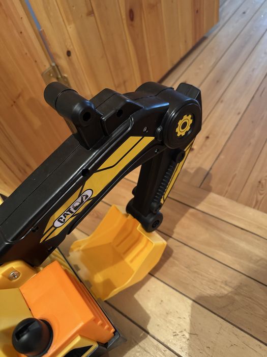 Игрушка машина-экскаватор