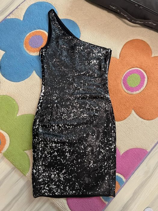 Паетена черна рокля