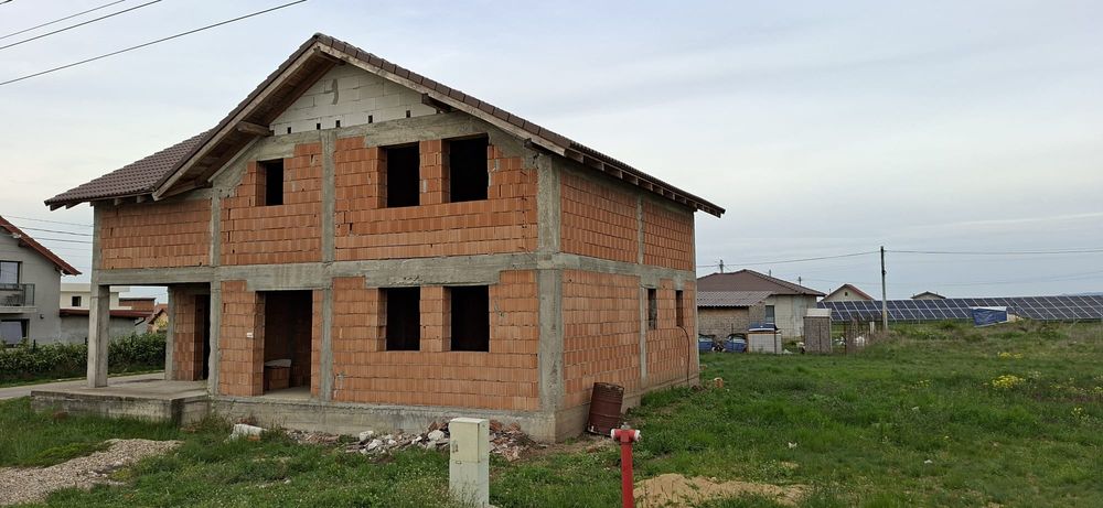 Vând sau schimb casă la roșu P+M intabulată cu utilități branșate amplasată pe colț cu doua intrări la strada principală