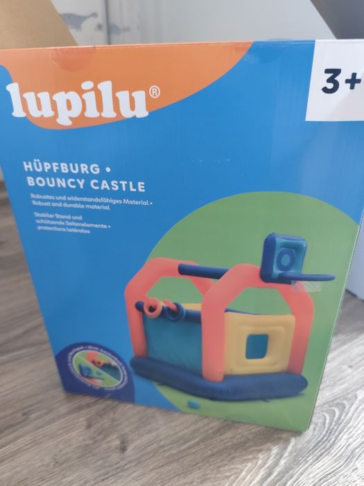 Надуваем замък lupilu