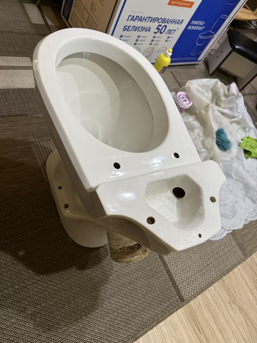 Унитаз белый в хорошем состоянии