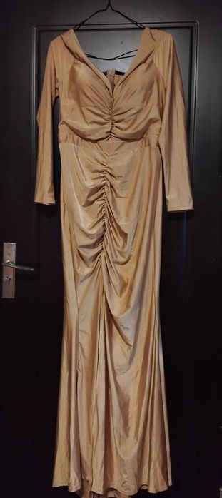 Rochie aurie de seara este noua