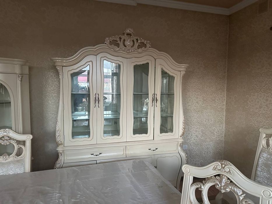 Продаётся китайский комплект спальный гарнитур гостиная стол стул всё