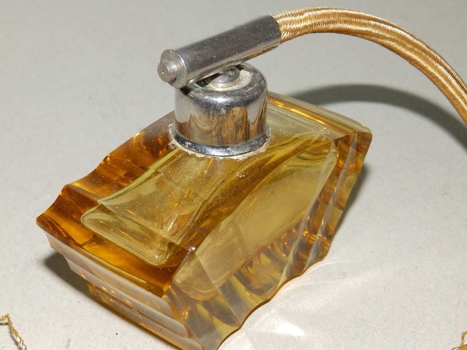 Стари предмети на различни цени, кутия, пагони, шише