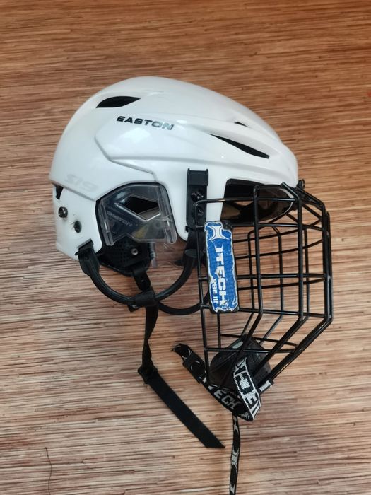 Продам хоккейный шлем