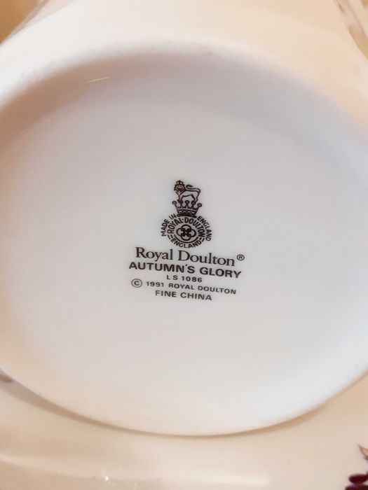 Две чаши за кафе (чай) Royal Doulton и кристален пепелник