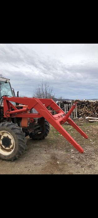 Vând încărcător tractor