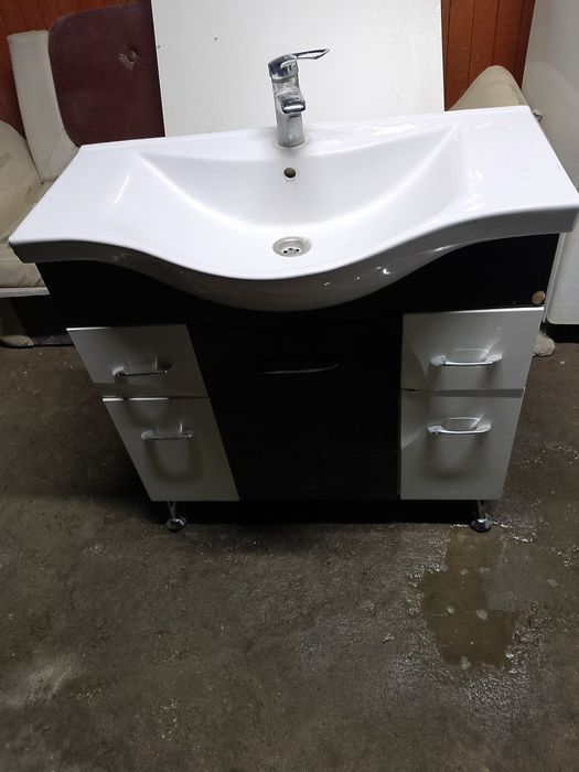 Раковина с тумбой и унитаз.