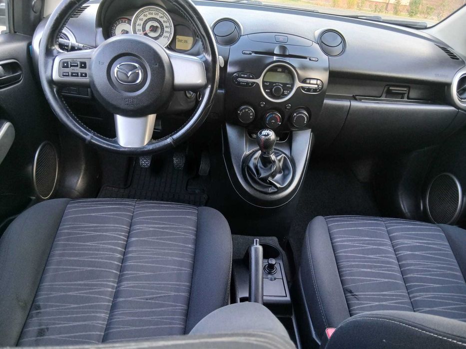 Mazda 2  1.3 benzina 80 c.p. 2011
