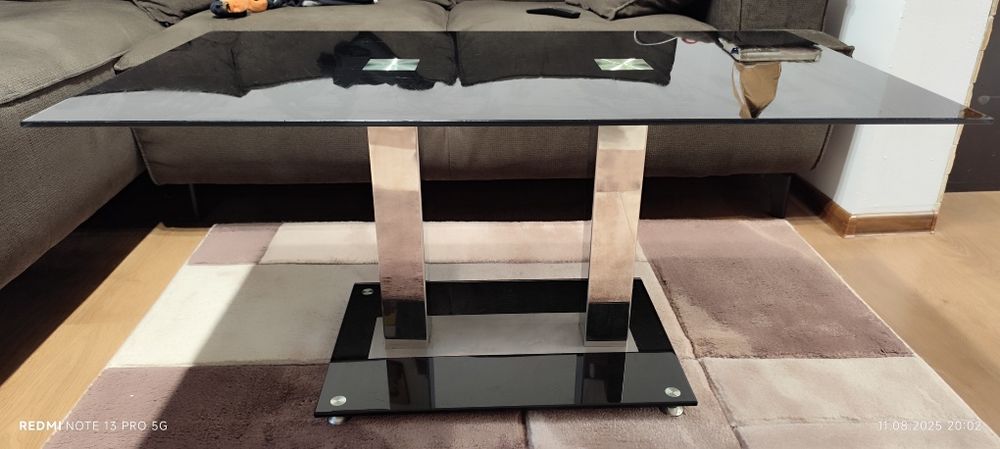 Трапезна маса с четири трапезни стола и холна маса